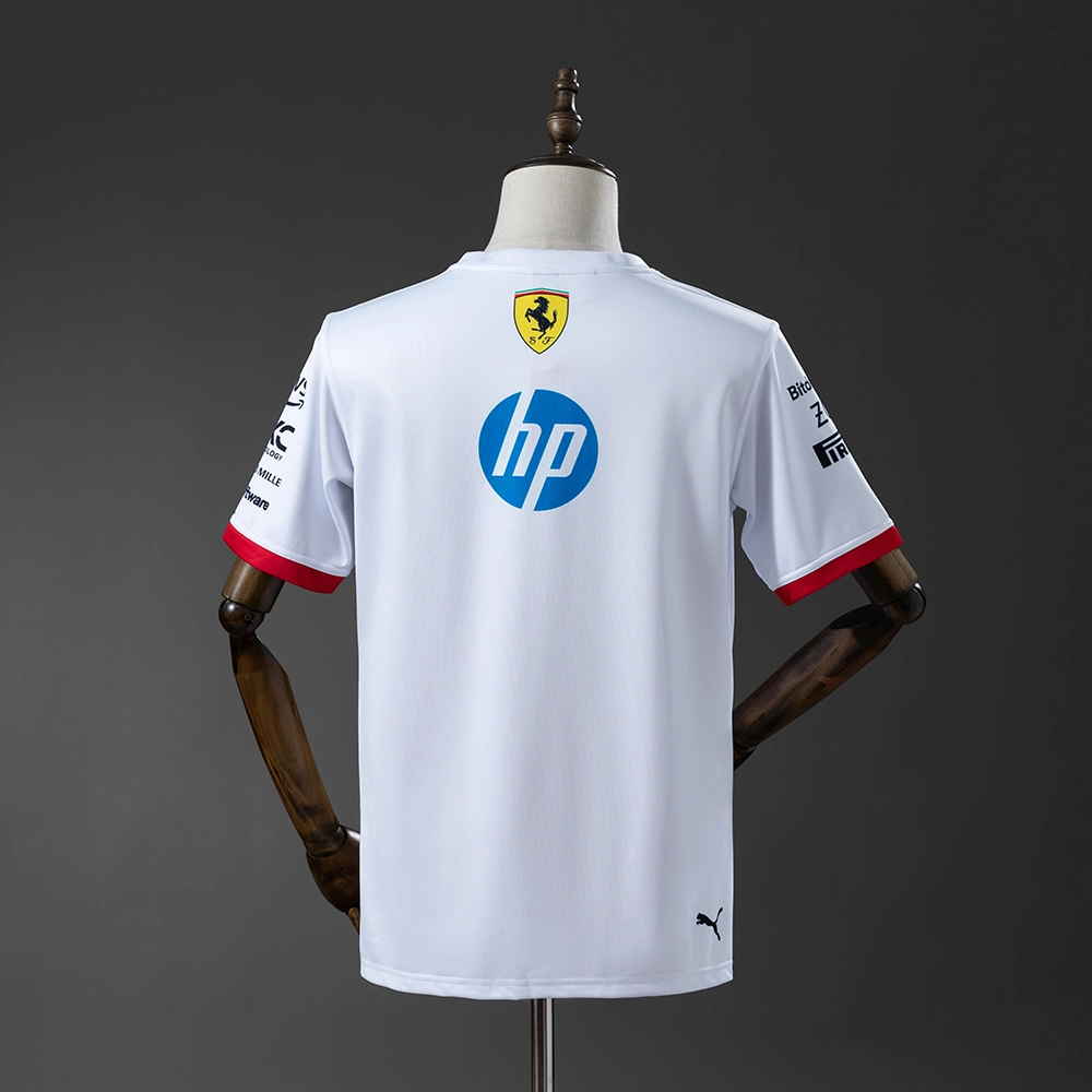 Scuderia Ferrari 2025 F1 Racing Suit Foto 2